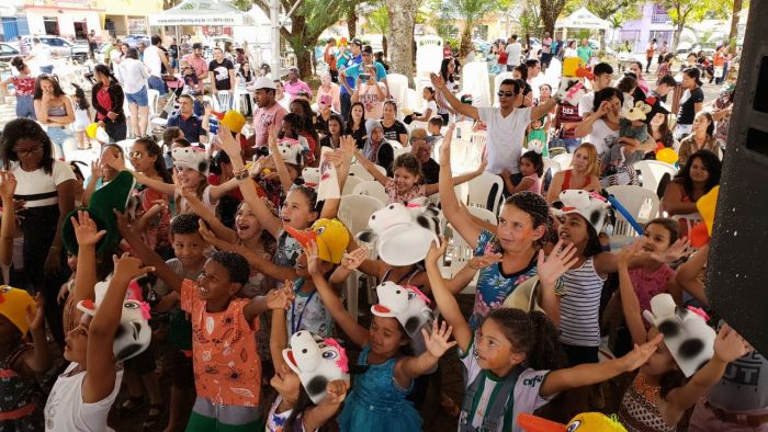 FAMÍLIA NA PRAÇA REÚNE CENTENAS DE PESSOAS.